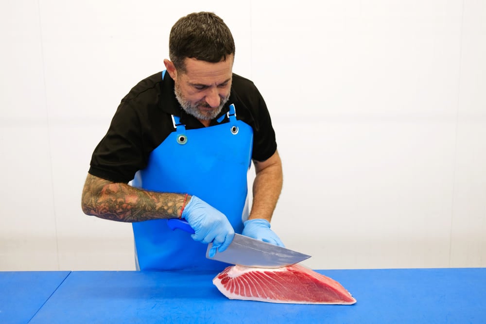 cortando ventresca de atún rojo