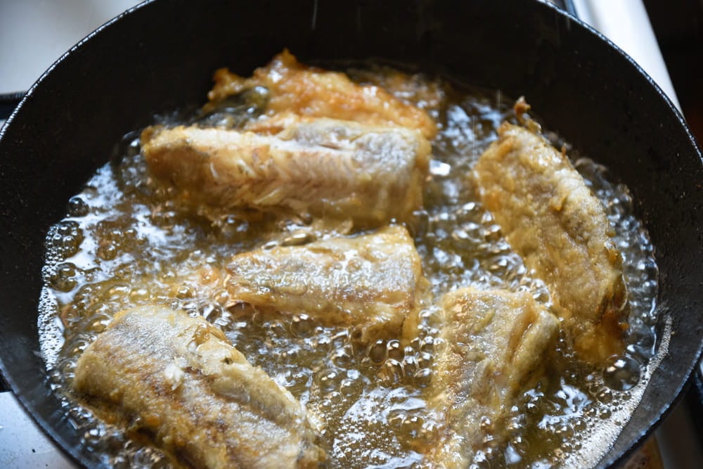 freír pescado en sartén